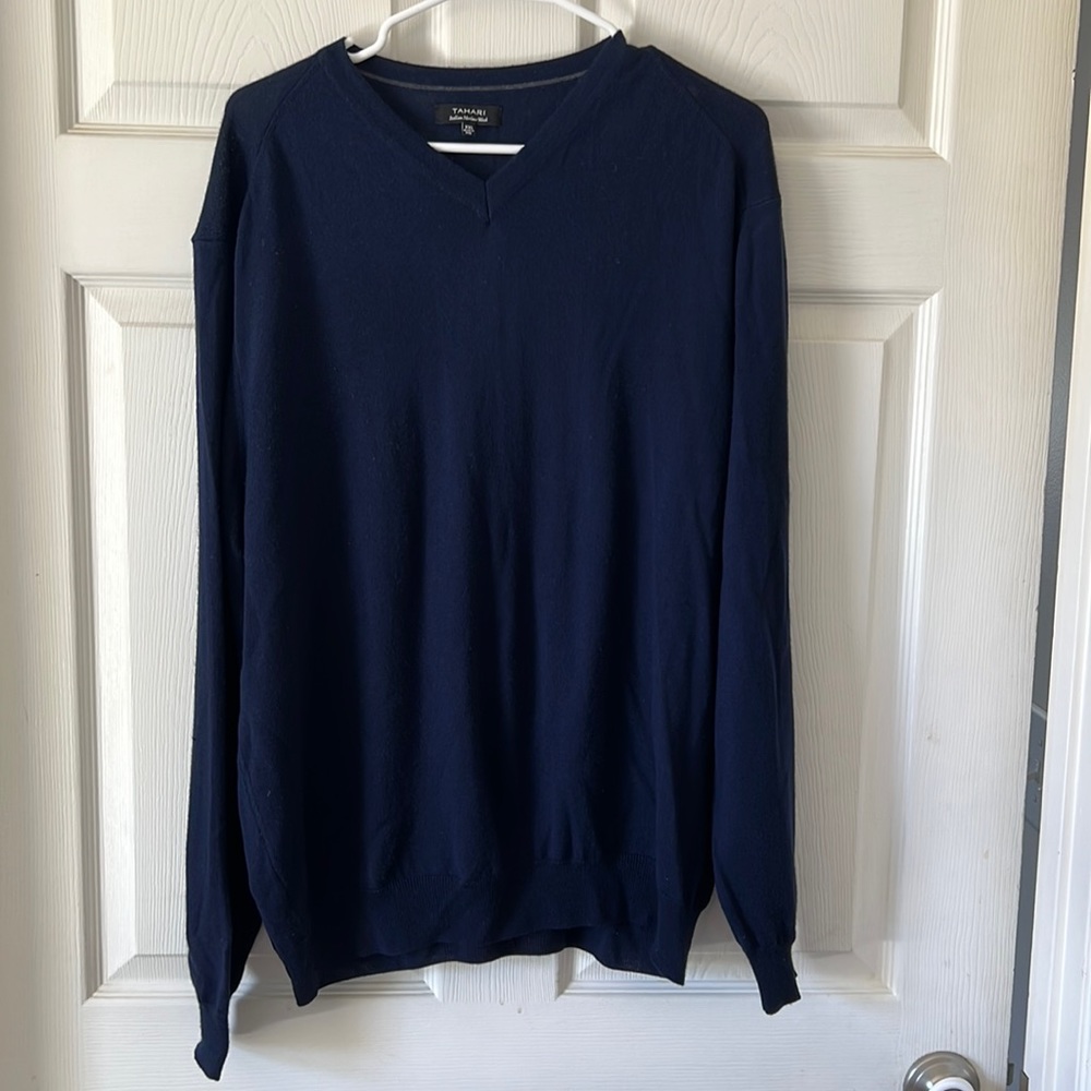 Men’s Tahari Navy blue V-neck sweater